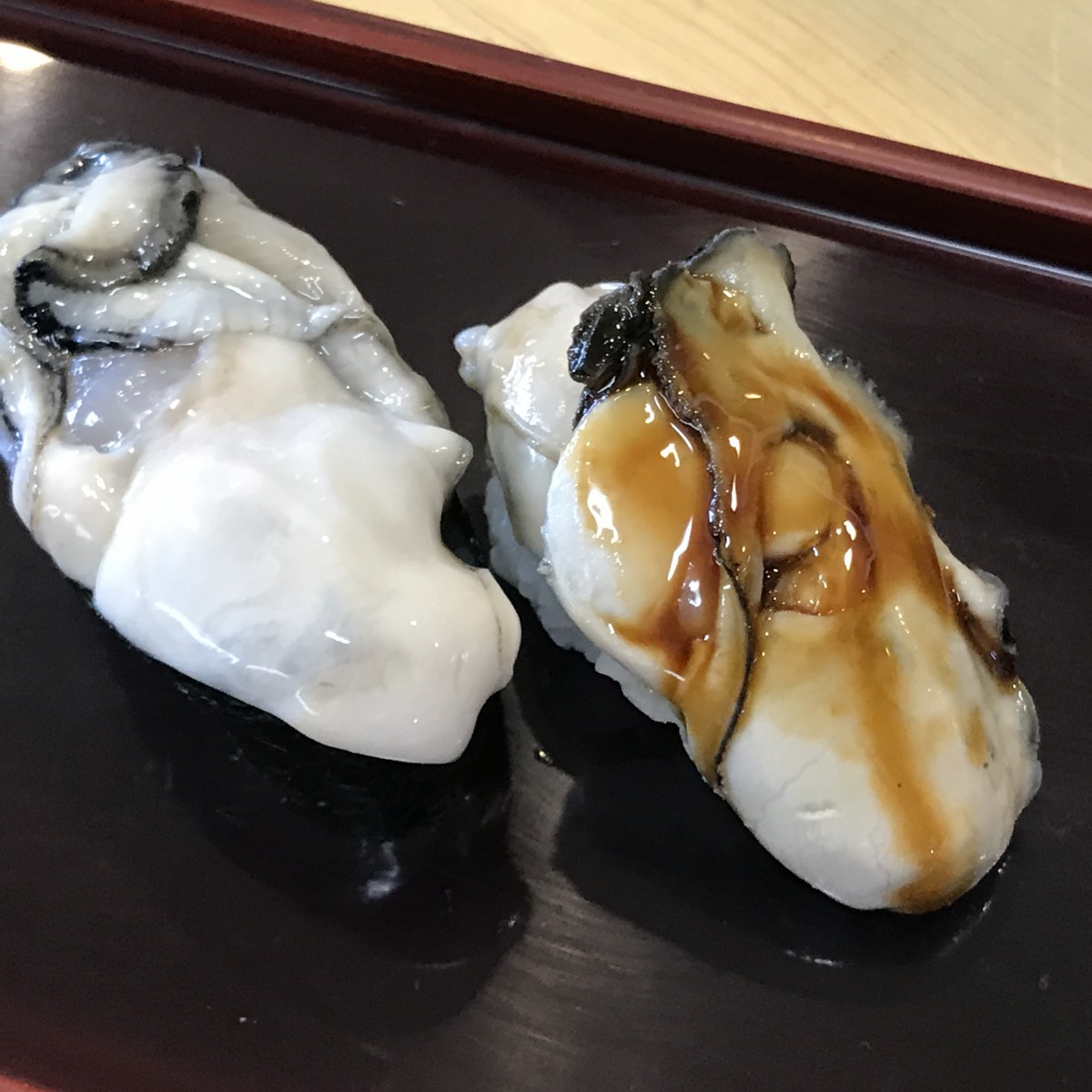 二つの牡蠣の寿司　